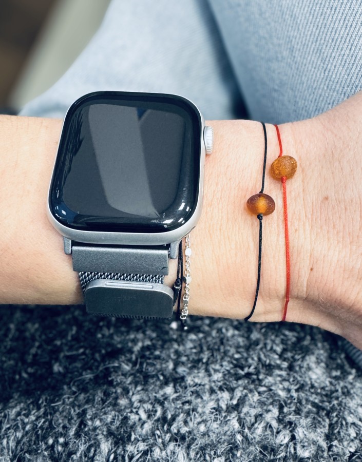 Sėkmės apyrankė MAKE A WISH su gintaru juodas/raudonas siūlas Sėkmės apyrankė MAKE A WISH su gintaru juodas/raudonas siūlas